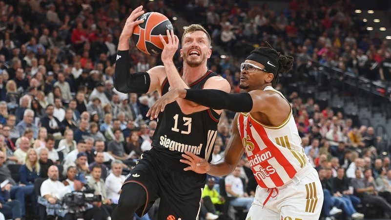 Andreas OBST (FCB) im Zweikampf gegen Chima Moneke (Belgrad) | Bild: picture alliance / SvenSimon | Frank Hoermann/SVEN SIMON Andreas OBST (FCB) im Zweikampf gegen Chima Moneke (Belgrad)