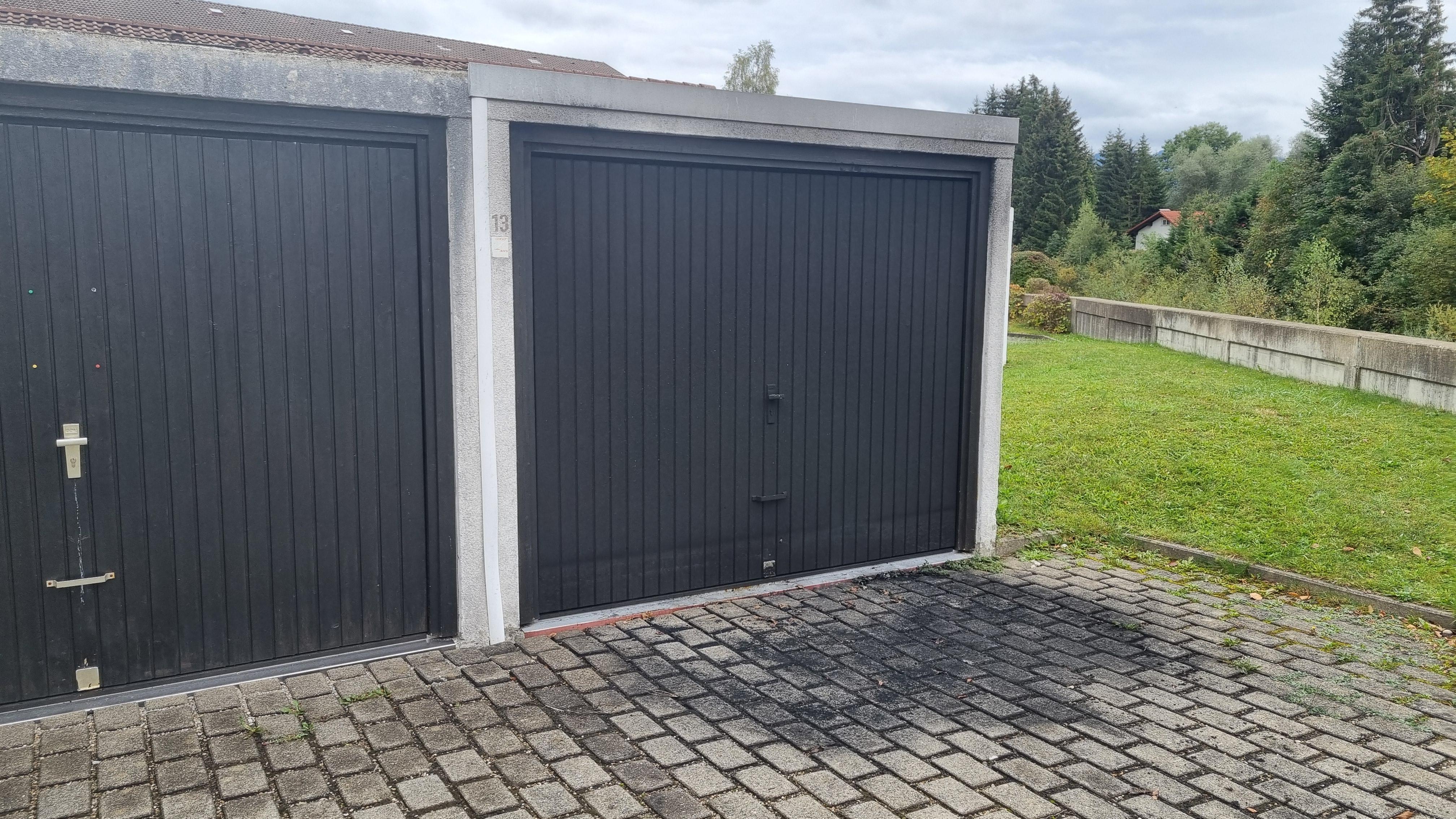 Ein schwarz verfärbter Fleck von einer Garage, die Brandspuren sind noch gut zu erkennen. In Blaichach wurde an einer Garage ein Feuer gelegt, die Polizei ermittelt wegen einer Serie an Brandstiftungen.