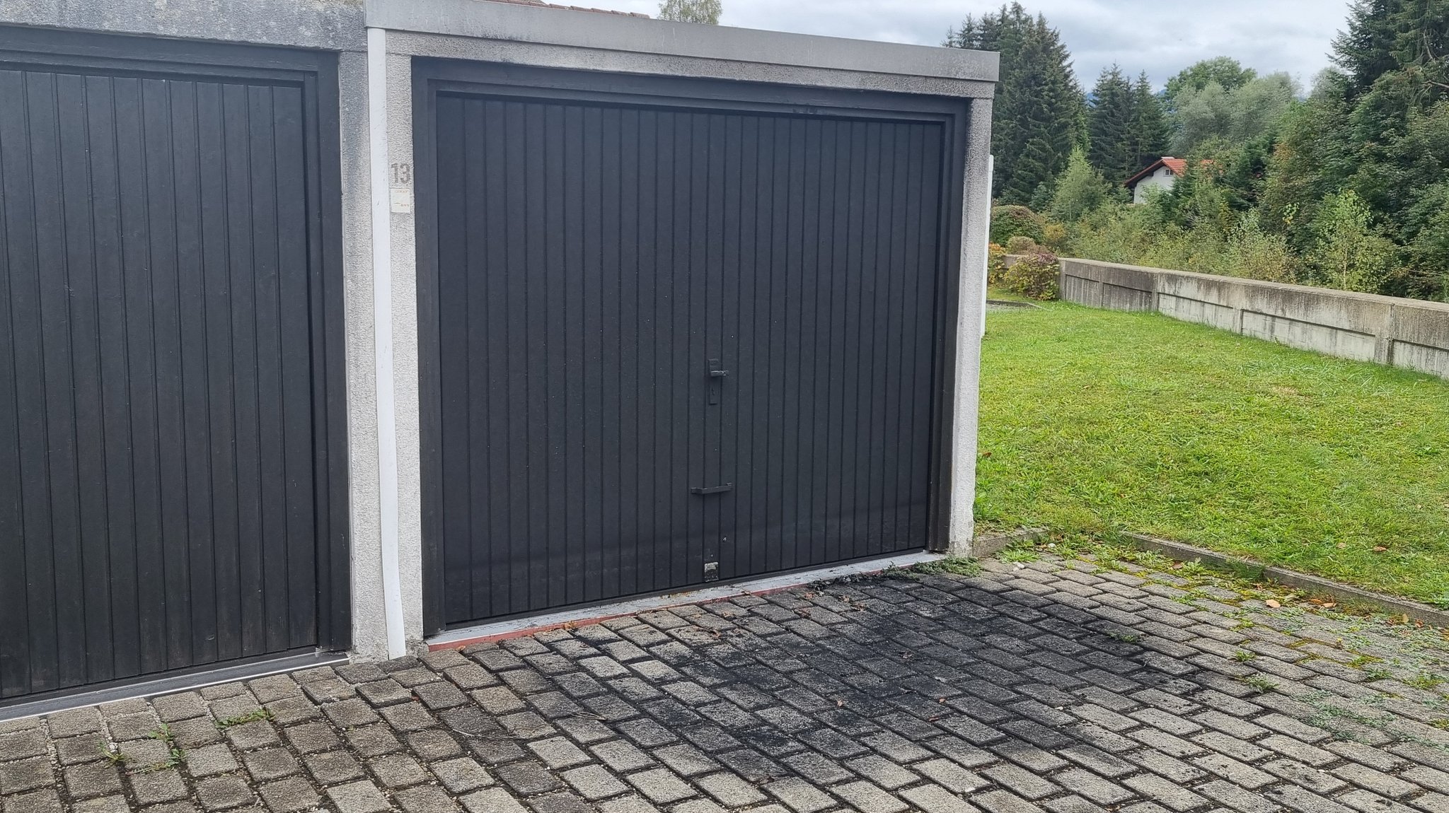 Ein schwarz verfärbter Fleck von einer Garage, die Brandspuren sind noch gut zu erkennen. In Blaichach wurde an einer Garage ein Feuer gelegt, die Polizei ermittelt wegen einer Serie an Brandstiftungen.