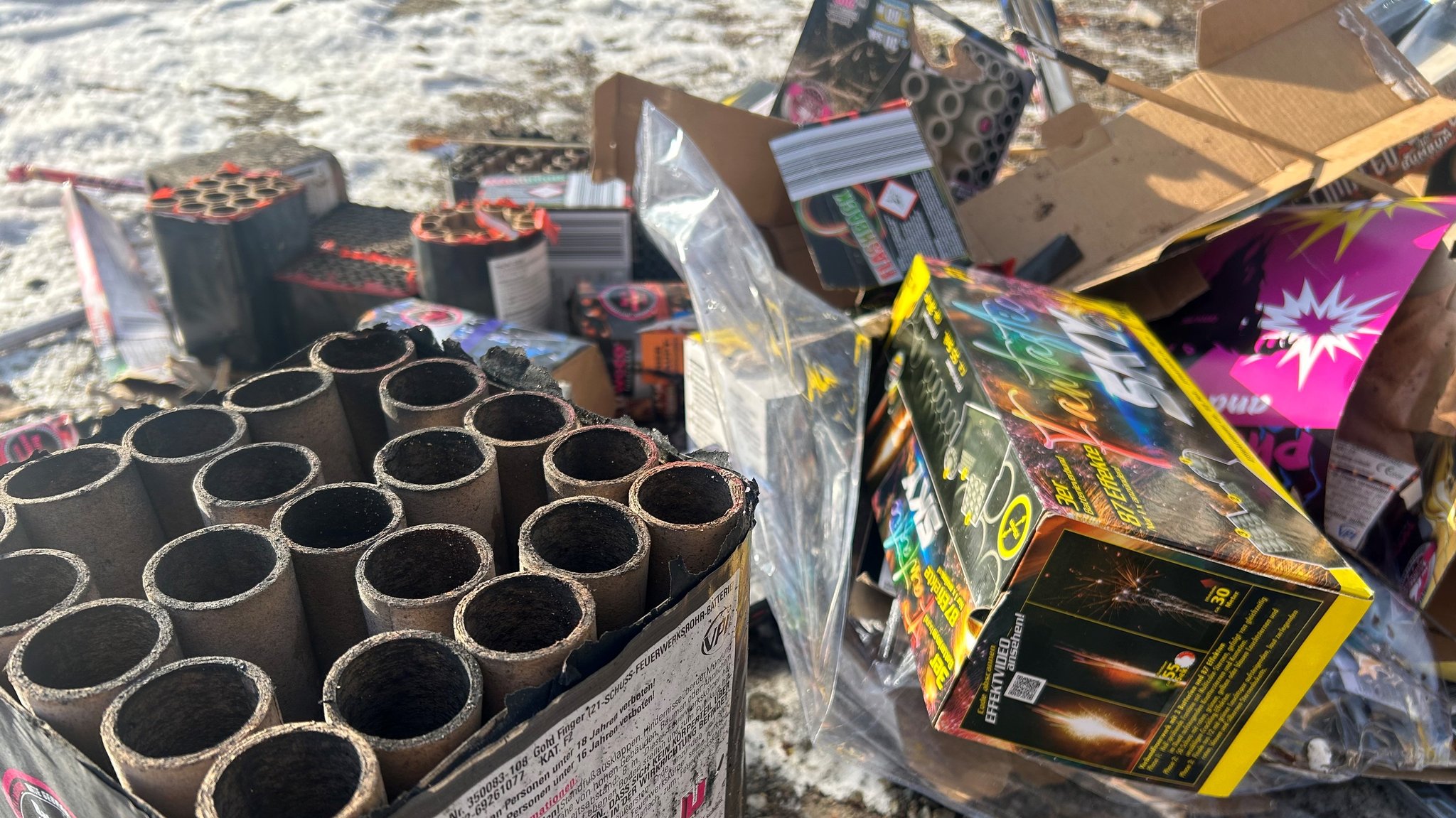Müll an der Innpromenade Passau nach der Silvesternacht. | Bild: BR/Martin Gruber Müll an der Innpromenade Passau nach der Silvesternacht.