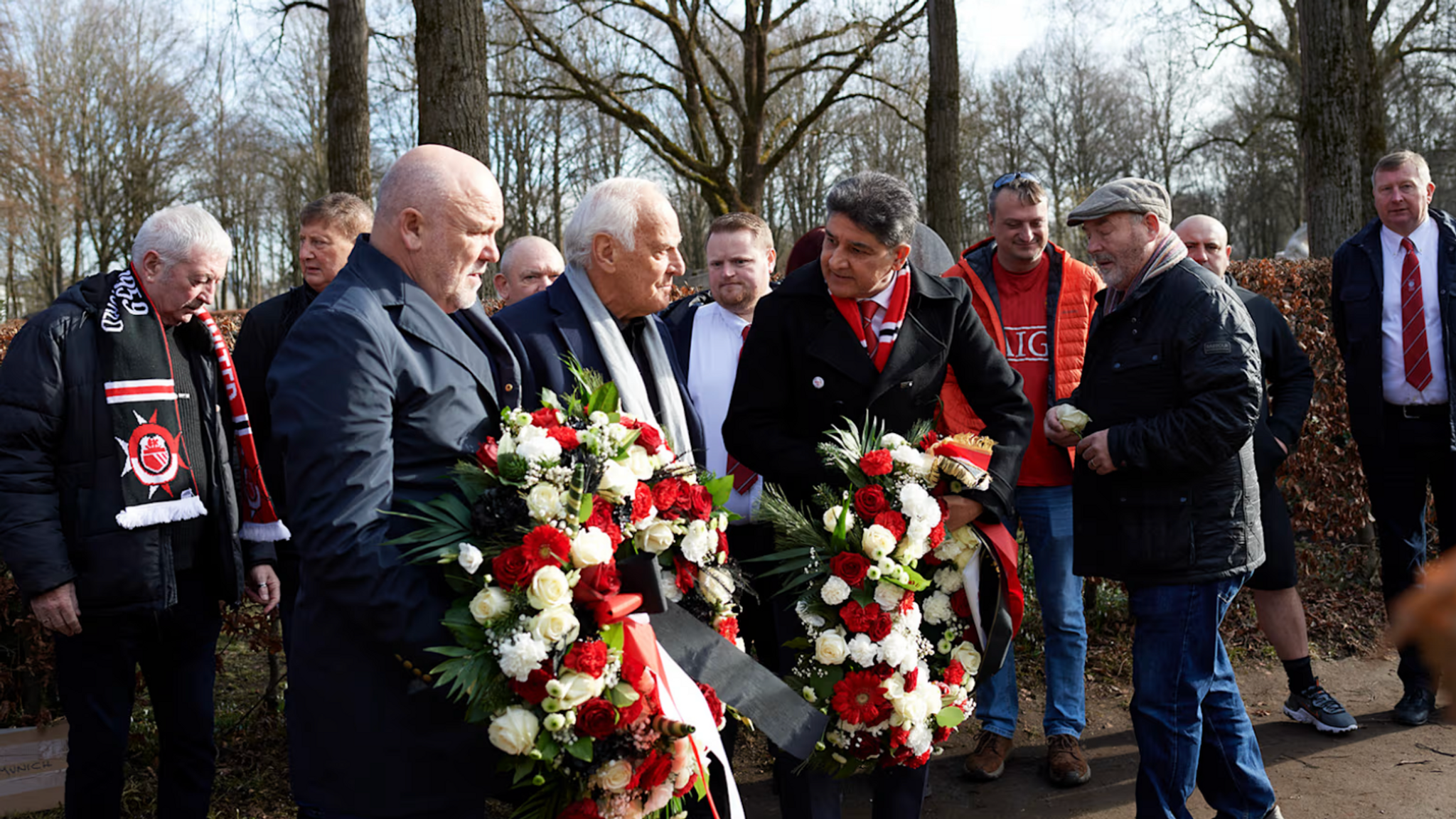 Eine Delegation von Manchester United legt Bulmenkränze am Grab von Franz Beckenbauer ab.