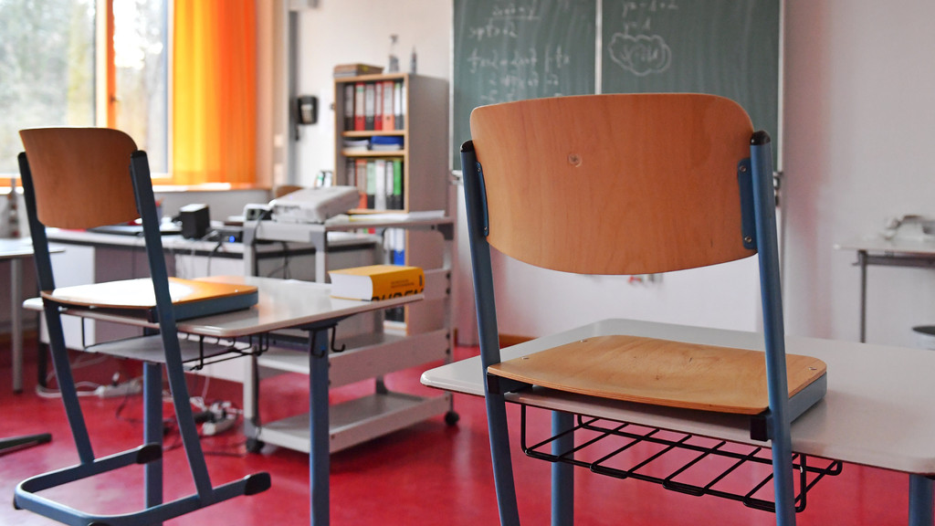 Symbolbild: Klassenzimmer mit hochgestellten Stühlen | Bild: picture alliance / SvenSimon | Frank Hoermann / SVEN SIMON Symbolbild: Klassenzimmer mit hochgestellten Stühlen