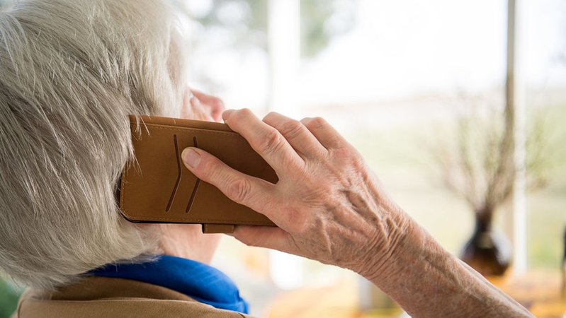 Seniorin telefoniert. (Archivbild/Symbolbild) | Bild: dpa-Bildfunk/Sebastian Gollnow Seniorin telefoniert. (Archivbild/Symbolbild)