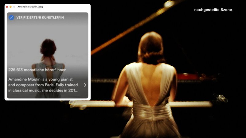 Nachgestelle Szene von einer Frau am Klavier und eingeblendeter Screenshot von einer Spotify-Künstlerin