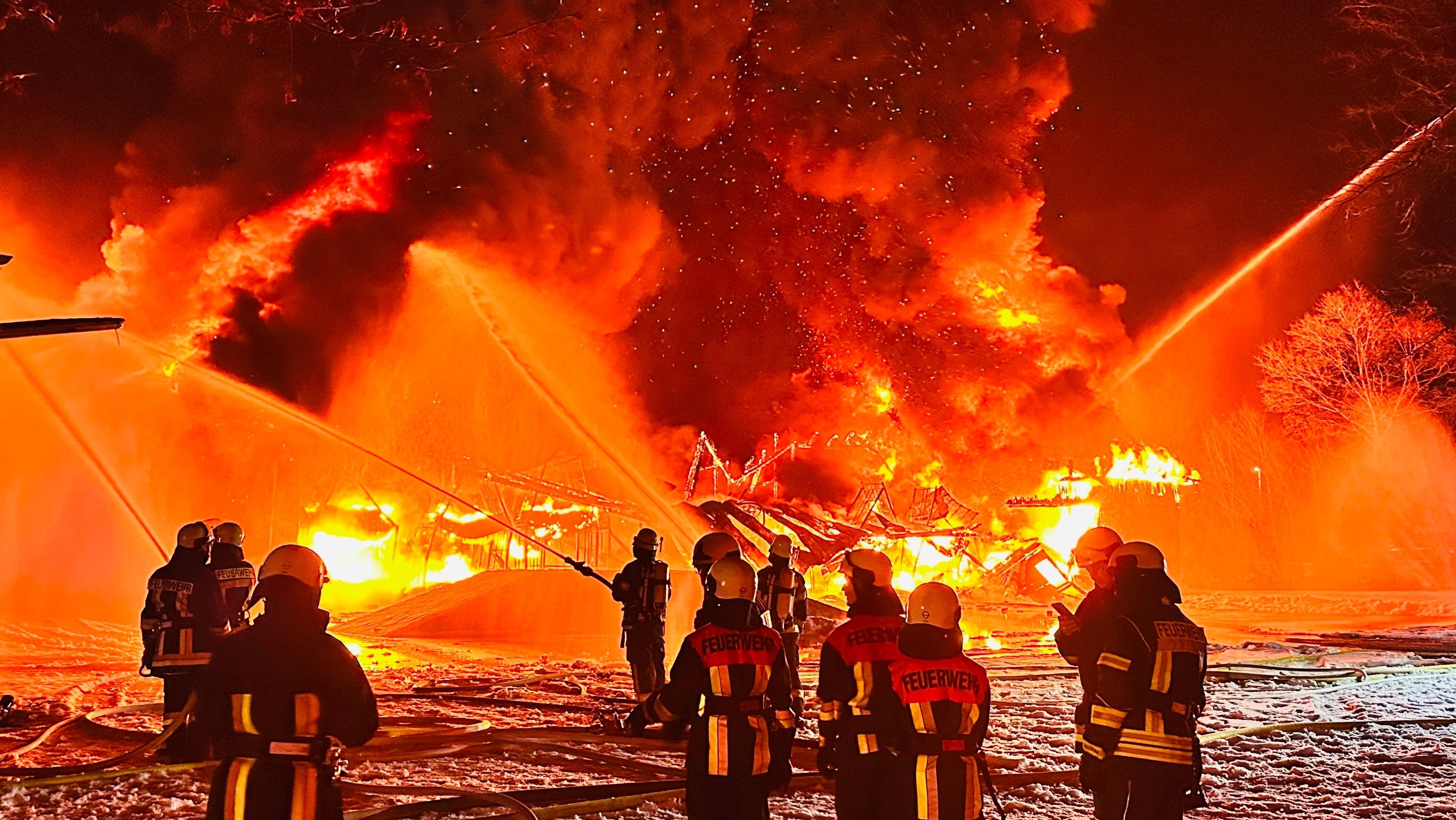 Einsatzkräfte bekämpfen das Feuer einer Scheune in Eyrichshof, sie brennt lichterloh.