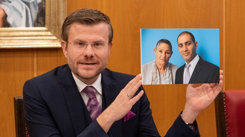 Nürnbergs Oberbürgermeister Marcus König stellt die beiden Preisträger Robi Damelin und Bassam Aramin von der Versöhnungsinitiative vor. | Bild: Christine Dierenbach / Stadt Nürnberg Nürnbergs Oberbürgermeister Marcus König stellt die beiden Preisträger Robi Damelin und Bassam Aramin von der Versöhnungsinitiative vor.