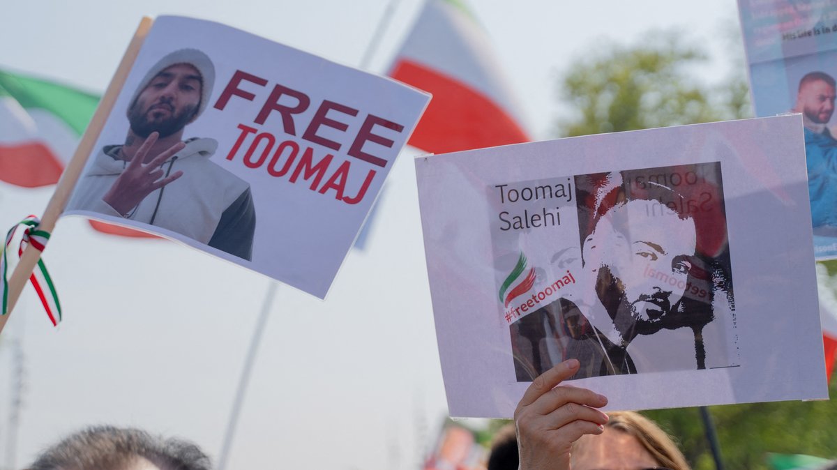 Demonstrierende bei einer Demonstration von Exil-Iranern in Frankreich solidarisieren sich mit dem inhaftierten Rapper Toomaj Salehi.