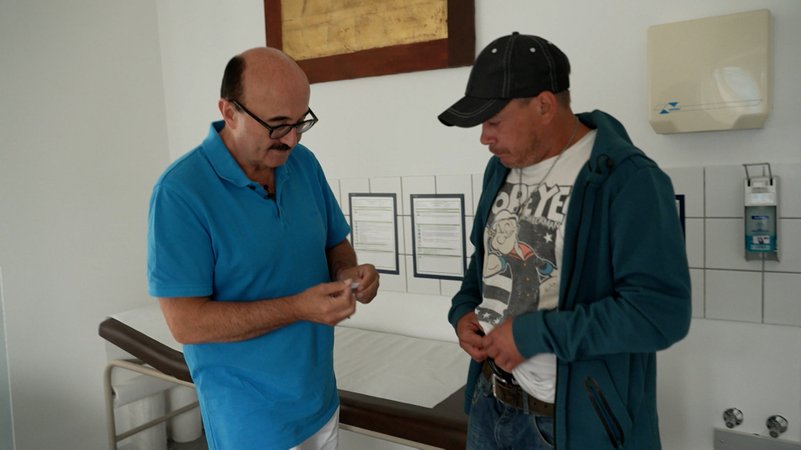 Eduard Boniakowski behandelt Patienten | Bild: BR Eduard Boniakowski behandelt Patienten