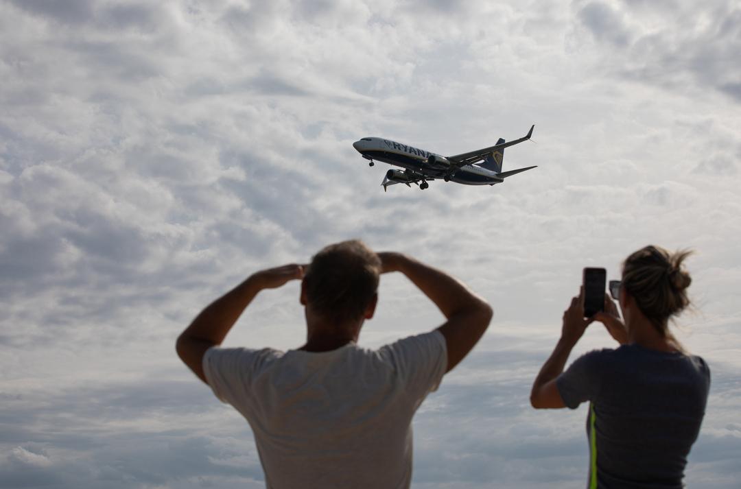 Ein Ryanair-Flugzeug überfliegt den Strand Es Carnatge kurz vor der Landung auf dem Flughafen Palma de Mallorca.