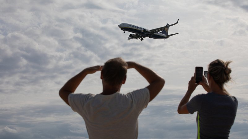 Ein Ryanair-Flugzeug überfliegt den Strand Es Carnatge kurz vor der Landung auf dem Flughafen Palma de Mallorca. | Bild: dpa/BR-Bild/Clara Margais Ein Ryanair-Flugzeug überfliegt den Strand Es Carnatge kurz vor der Landung auf dem Flughafen Palma de Mallorca.