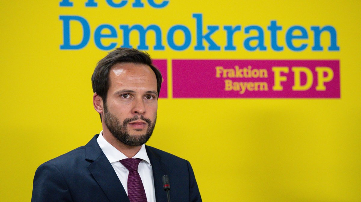 Martin Hagen, Fraktionsvorsitzender der FDP im Bayerischen Landtag, nimmt an einer Pressekonferenz der FDP teil.