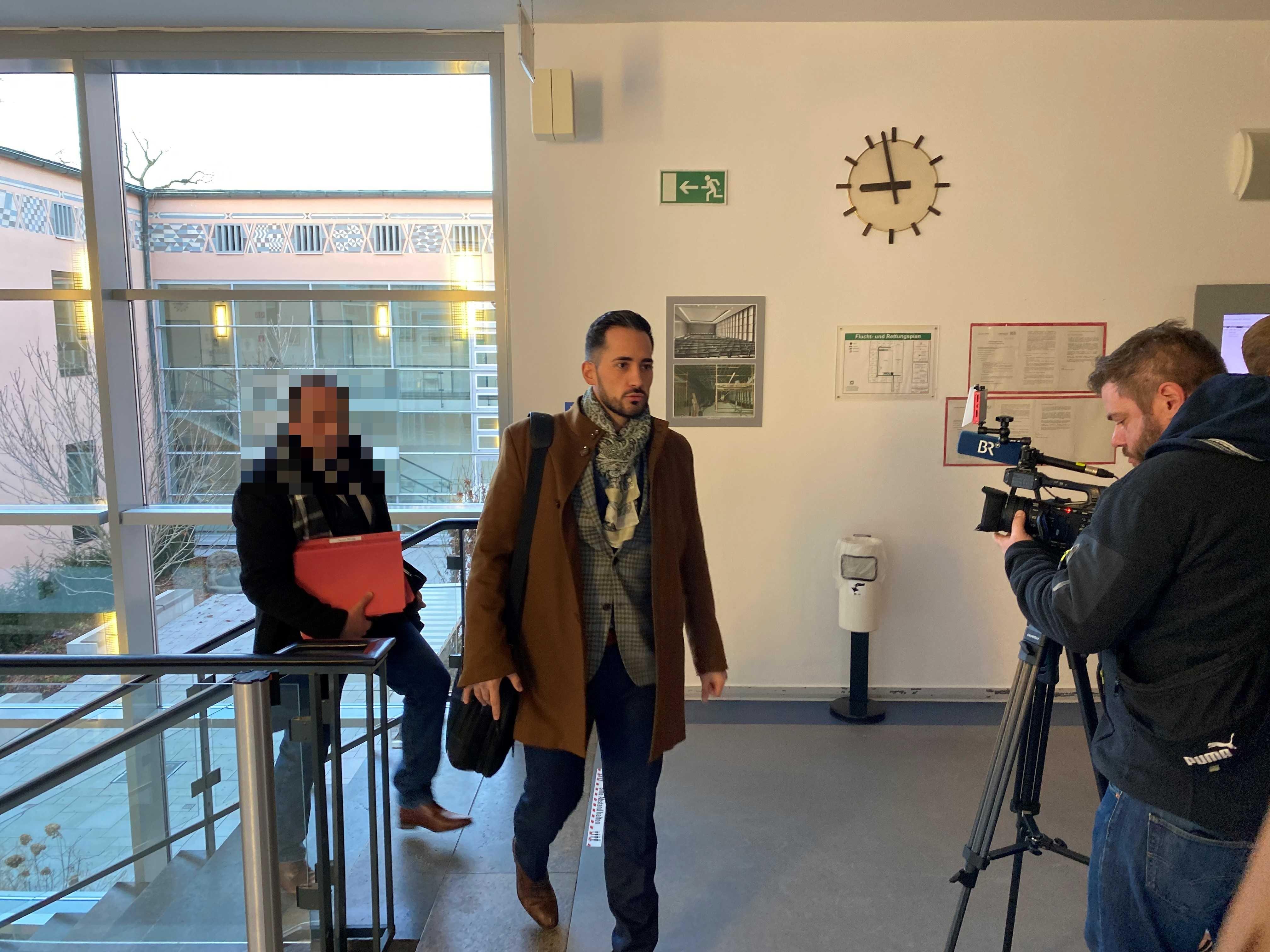 Der Coburger Stadtrat Alper Hasirci auf dem Weg in einen Gerichtssaal im Coburger Justizgebäude.