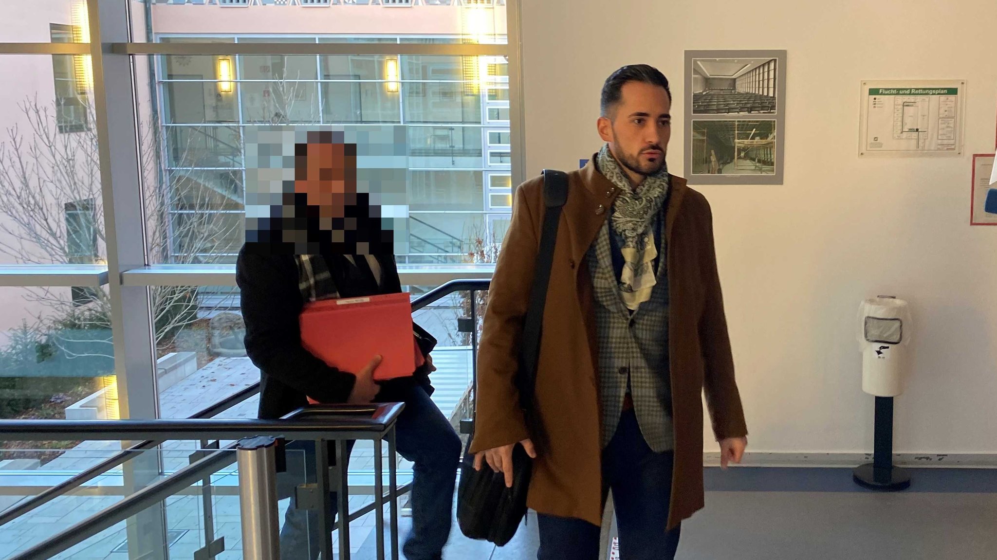 Der Coburger Stadtrat Alper Hasirci auf dem Weg in einen Gerichtssaal im Coburger Justizgebäude.