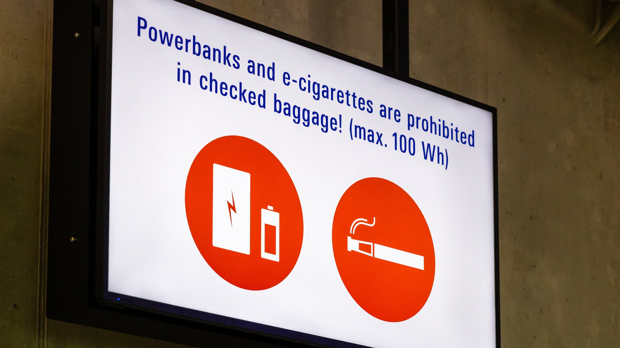 Powerbanks im Flugzeug: Warum Akkus ins Handgepäck müssen