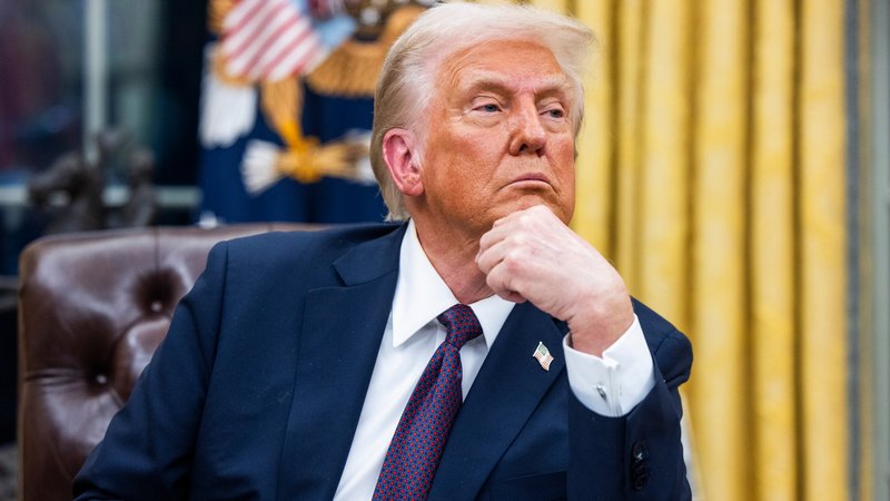 US-Präsident Donald Trump blickt entschlossen nach rechts. | Bild: picture alliance / Consolidated News Photos | Jim LoScalzo - Pool via CNP US-Präsident Donald Trump blickt entschlossen nach rechts.