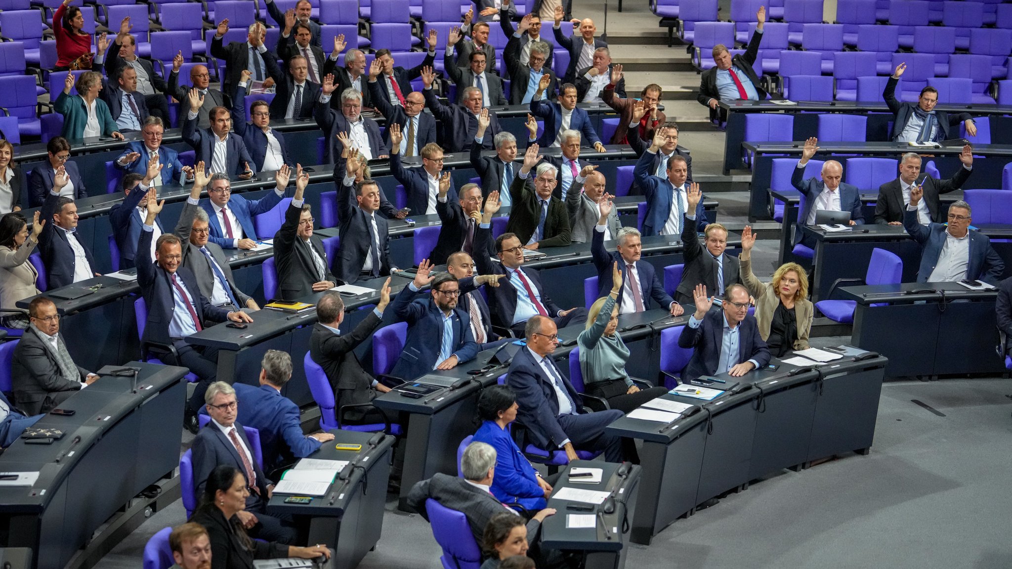 Zu sehen sind die Abgeordneten der Unionsfraktion auf ihren Plätzen im Bundestag.