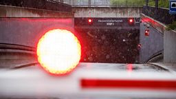18.04.2024, Bayern, München: Die Zufahrt zum Heckenstallertunnel auf dem Mittleren Ring ist durch eine Schranke versperrt. Nach einem Fahrzeugbrand in der Nacht zum Donnerstag ist ein wichtiger Tunnel des Mittleren Rings in München gesperrt worden. Der Luise-Kiesselbach-Tunnel war auch am Morgen noch nicht im Uhrzeigersinn befahrbar, wie die Polizei mitteilte. Das führte zu massiven Verkehrsbehinderungen unter anderem auf der Autobahn 95, die dort in den Mittleren Ring mündet.
Dem Feuer, das gegen 23.15 Uhr ausbrach, war laut Polizei kein Unfall vorausgegangen. Zur genauen Ursache war zunächst nichts bekannt. Foto: Matthias Balk/dpa +++ dpa-Bildfunk +++ | Bild:dpa-Bildfunk/Matthias Balk