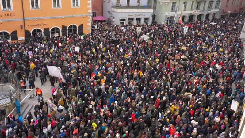 Tausende Menschen strömen auf den Haidplatz in Regensburg, um gegen Rechtsextremismus zu demonstrieren.