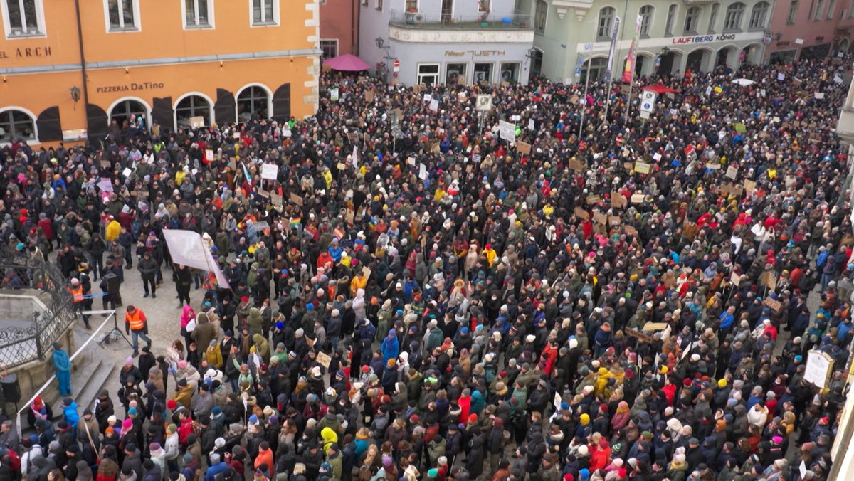 Großer Andrang bei Demo gegen Rechtsextremismus in Regensburg
