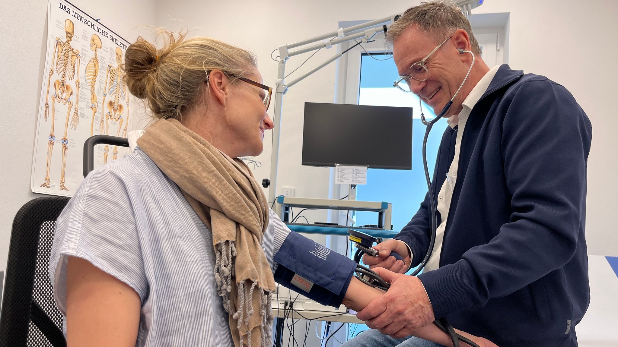 Stephan Weber misst im MVZ in Ziemetshausen den Blutdruck einer Frau.