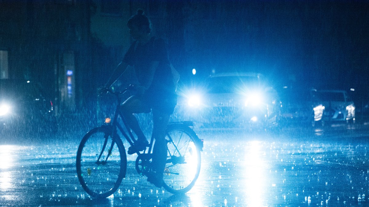 Fahrradfahrer bei Dunkelheit im Regen