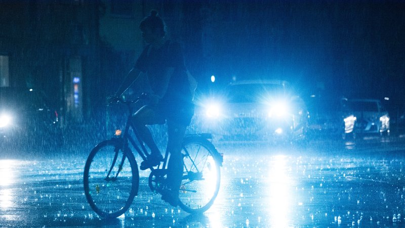 Fahrradfahrer bei Dunkelheit im Regen