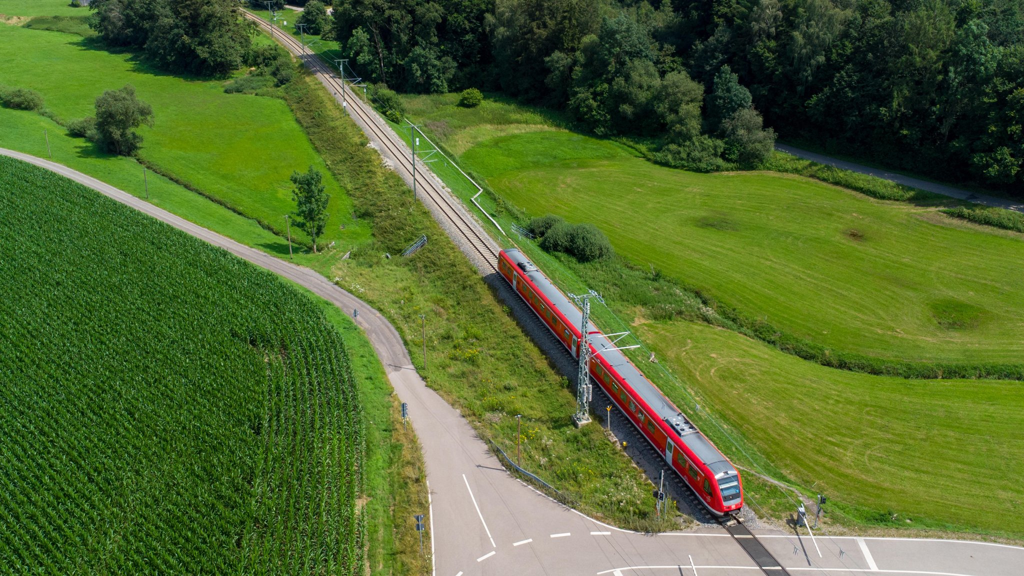 Luftaufnahme: Regionalzug in Bayern