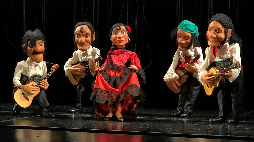 Die Augsburger Puppenkiste lässt auf der Bühne die Marionetten tanzen.