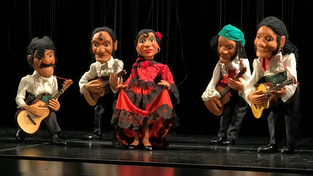 Die Augsburger Puppenkiste lässt auf der Bühne die Marionetten tanzen. | Bild: BR/ Barbara Leinfelder Die Augsburger Puppenkiste lässt auf der Bühne die Marionetten tanzen.