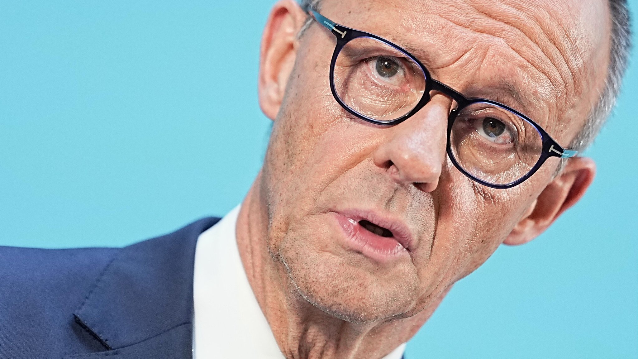 29.07.2026, Berlin: Bundeskanzler Friedrich Merz (CDU) spricht bei einer Pressekonferenz nach einer Sondersitzung der CDU/CSU-Bundestagsfraktion zur Wahl des Fraktionsvorsitzenden. | Bild: dpa-Bildfunk/Michael Kappeler 29.07.2026, Berlin: Bundeskanzler Friedrich Merz (CDU) spricht bei einer Pressekonferenz nach einer Sondersitzung der CDU/CSU-Bundestagsfraktion zur Wahl des Fraktionsvorsitzenden.