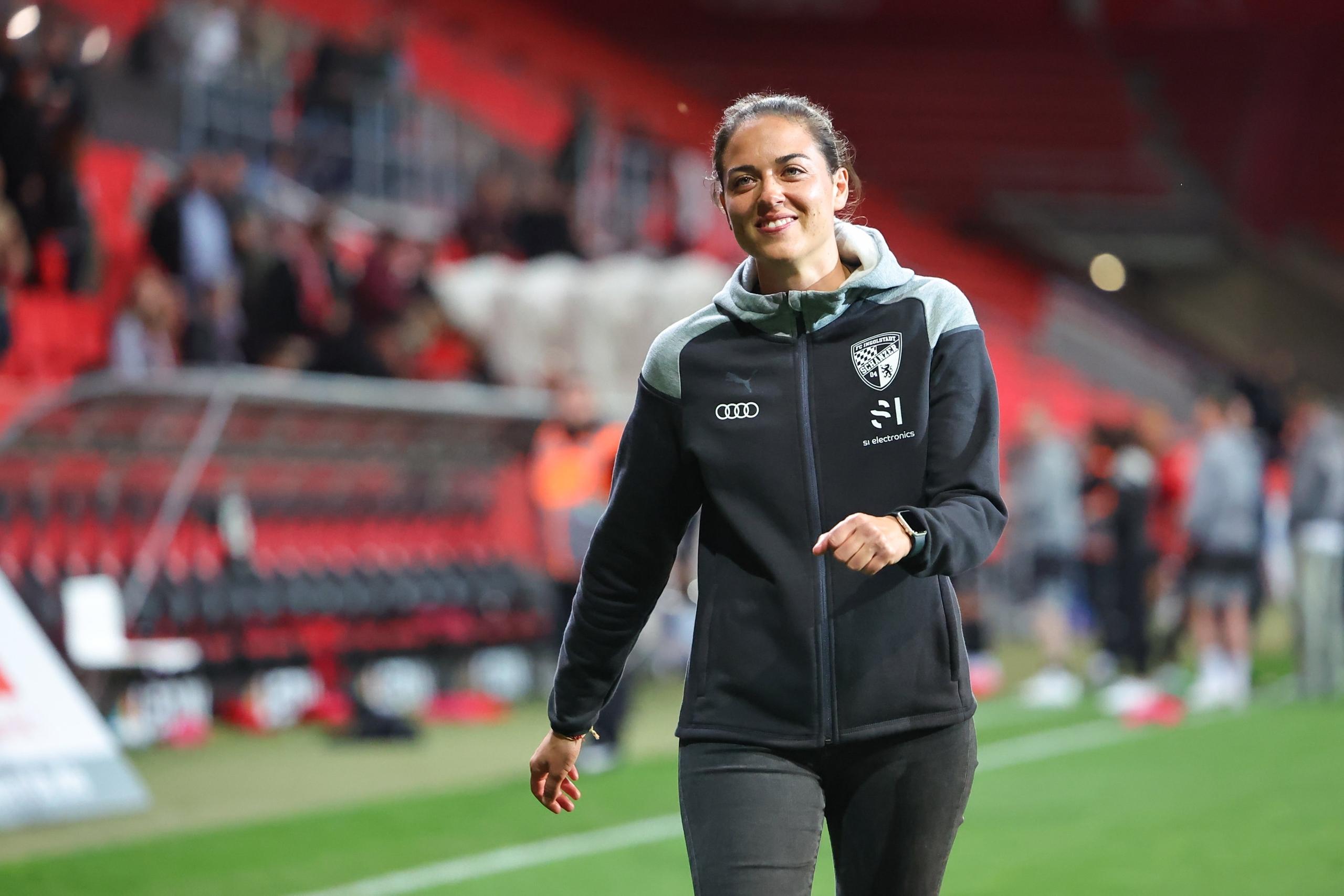 ARCHIV - 05.05.2024, Bayern, Ingolstadt: Fußball: 3. Bundesliga, FC Ingolstadt - SV Waldhof Mannheim, 36. Spieltag im Audi Sportpark. Die Trainerin Sabrina Wittmann vom FC Ingolstadt steht nach dem Abpfiff auf dem Platz. Sabrina Wittmann war mit Ingolstadt im Landespokal erfolgreich. 