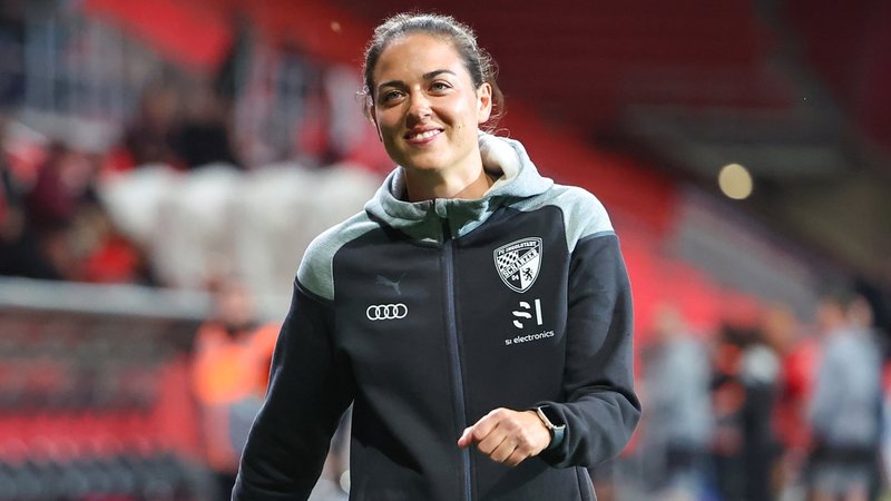 ARCHIV - 05.05.2024, Bayern, Ingolstadt: Fußball: 3. Bundesliga, FC Ingolstadt - SV Waldhof Mannheim, 36. Spieltag im Audi Sportpark. Die Trainerin Sabrina Wittmann vom FC Ingolstadt steht nach dem Abpfiff auf dem Platz. Sabrina Wittmann war mit Ingolstadt im Landespokal erfolgreich. | Bild: dpa-Bildfunk/Daniel Karmann ARCHIV - 05.05.2024, Bayern, Ingolstadt: Fußball: 3. Bundesliga, FC Ingolstadt - SV Waldhof Mannheim, 36. Spieltag im Audi Sportpark. Die Trainerin Sabrina Wittmann vom FC Ingolstadt steht nach dem Abpfiff auf dem Platz. Sabrina Wittmann war mit Ingolstadt im Landespokal erfolgreich.