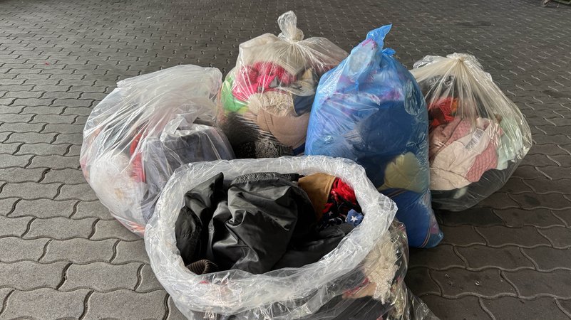 Altkleider einfach auf die Straße stellen? Nein. Dafür gibt es Altkleidercontainer, etwa in Wertstoffinseln oder -höfen. | Bild: Pressestelle Landkreis Cham Altkleider einfach auf die Straße stellen? Nein. Dafür gibt es Altkleidercontainer, etwa in Wertstoffinseln oder -höfen.