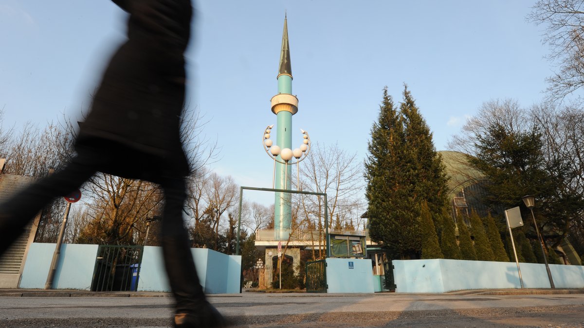 Eine Frau geht in München-Freimann am Islamischen Zentrum München vorbei. 