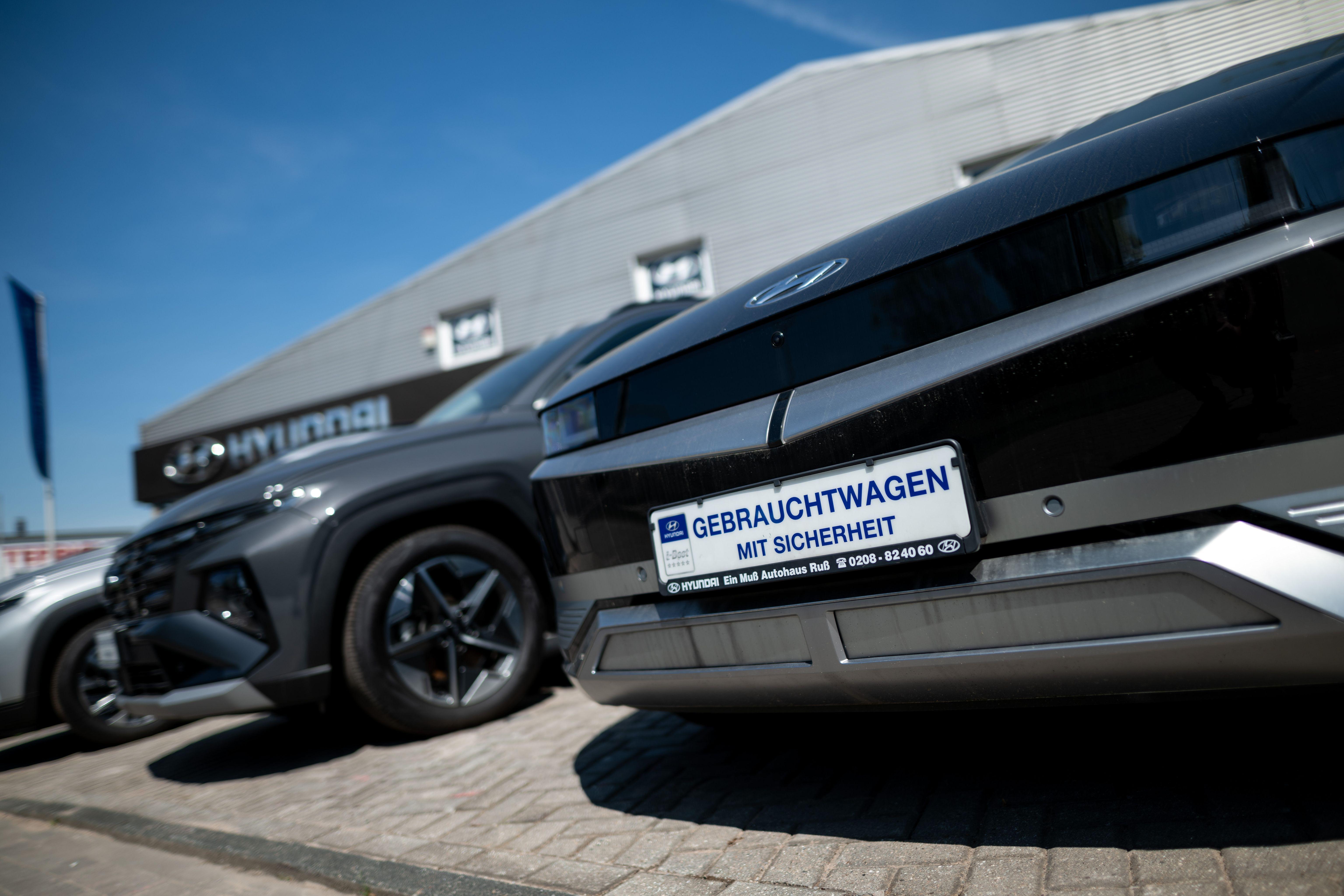 Gebrauchte Elektroautos stehen bei einem Händler