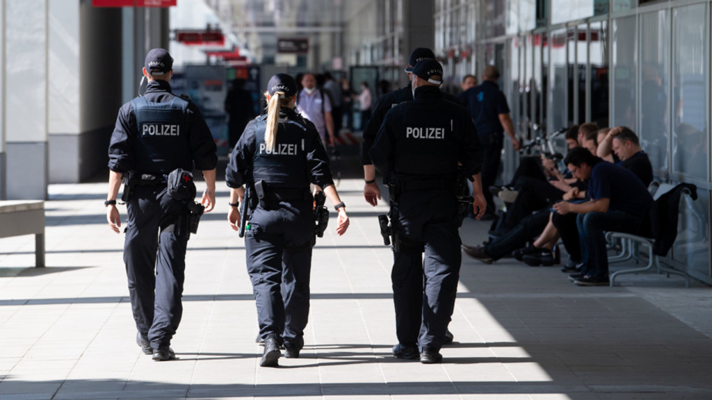 Polizei auf dem Münchner Messegelände, wo vom 7.-12.9.21 die IAA Mobility stattfand.