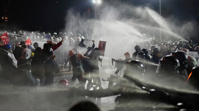Nach Imamoglu-Absetzung: Erneut große Proteste in der Türkei | Bild: dpa-Bildfunk/Francisco Seco Nach Imamoglu-Absetzung: Erneut große Proteste in der Türkei