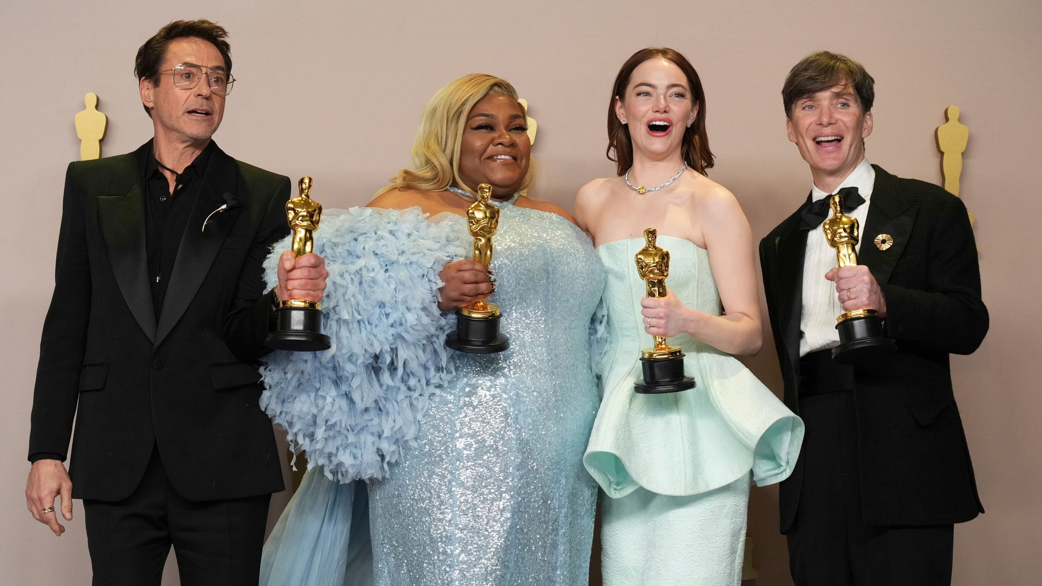 11.03.2024, USA, Los Angeles: Robert Downey Jr, Gewinner des Preises für die beste Leistung eines Schauspielers in einer Nebenrolle für "Oppenheimer" (l-r), Da'Vine Joy Randolph, Gewinnerin des Preises für die beste Leistung einer Schauspielerin in einer Nebenrolle für "The Holdovers", Emma Stone, Gewinnerin des Preises für die beste schauspielerische Leistung in einer Hauptrolle für "Poor Things", und Cillian Murphy, Gewinner des Preises für die beste schauspielerische Leistung in einer Hauptrolle für "Oppenheimer", posieren im Presseraum der Oscar-Verleihung im Dolby Theatre. 