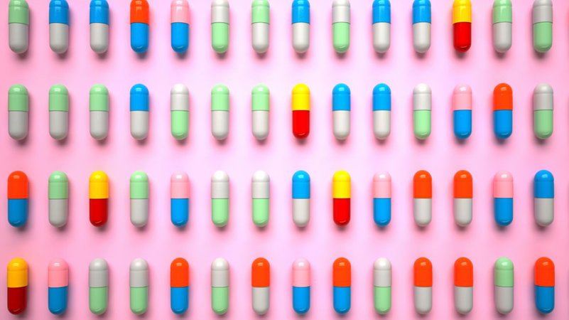 Gerade angeordnet einzelne Tabletten in unterschiedlichen Farben auf rosa Untergrund in vier Reihen. Geht es nach der Werbung, benötigen wir alle zusätzliche Vitamine und Mineralstoffe für unsere Gesundheit. Aber stimmt das? | Bild: picture alliance / Zoonar | Alexander Limbach Gerade angeordnet einzelne Tabletten in unterschiedlichen Farben auf rosa Untergrund in vier Reihen. Geht es nach der Werbung, benötigen wir alle zusätzliche Vitamine und Mineralstoffe für unsere Gesundheit. Aber stimmt das?