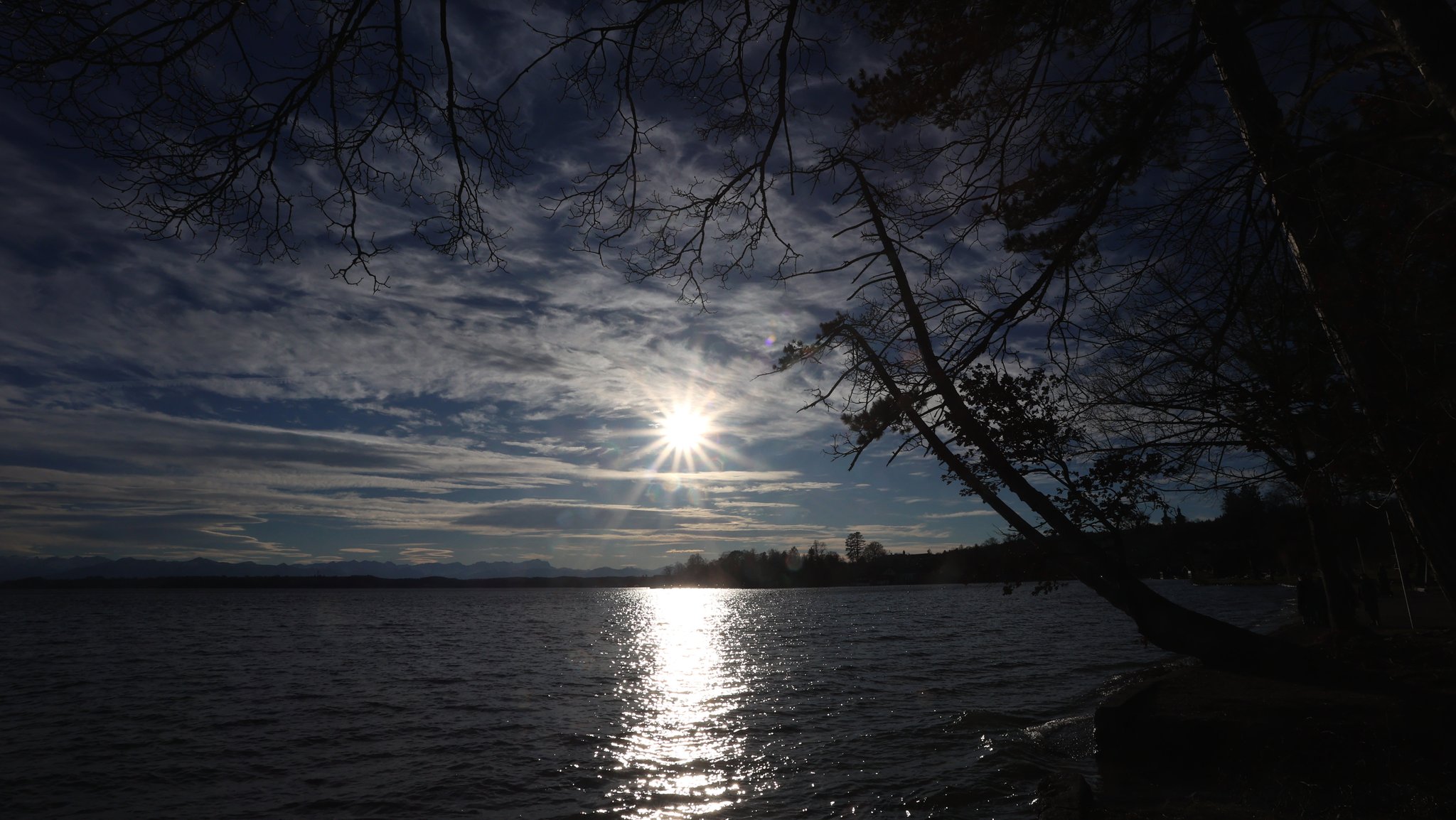 23.12.2023: Wintersonne über dem Starnberger See bei Tutzing