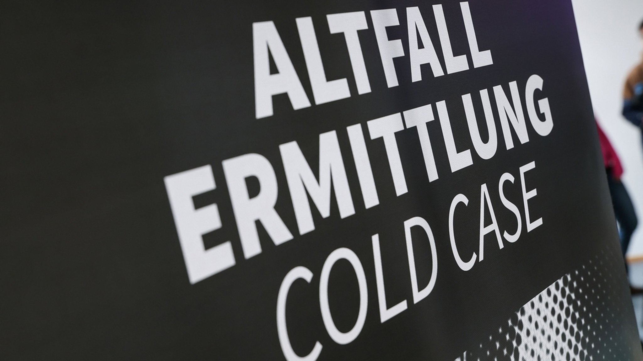 Schild "Ermittlungen Cold Case" | Bild: dpa-Bildfunk/Daniel Löb Schild "Ermittlungen Cold Case"
