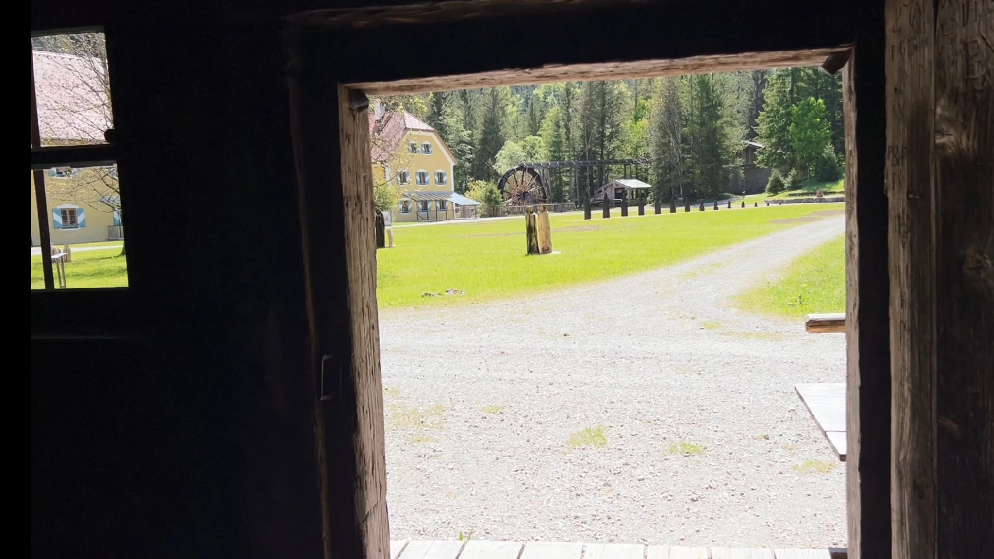 Blick von einer der alten Holzhütten hinaus ins Freie. | Bild: BR/Julia Binder Blick von einer der alten Holzhütten hinaus ins Freie.