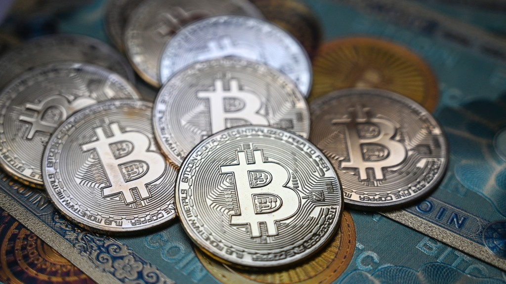 Kryptowährungen wie Bitcoin schwanken stark im Kurs. Manche versprechen sich hohe Gewinne - auch Betrüger nutzen das aus. 