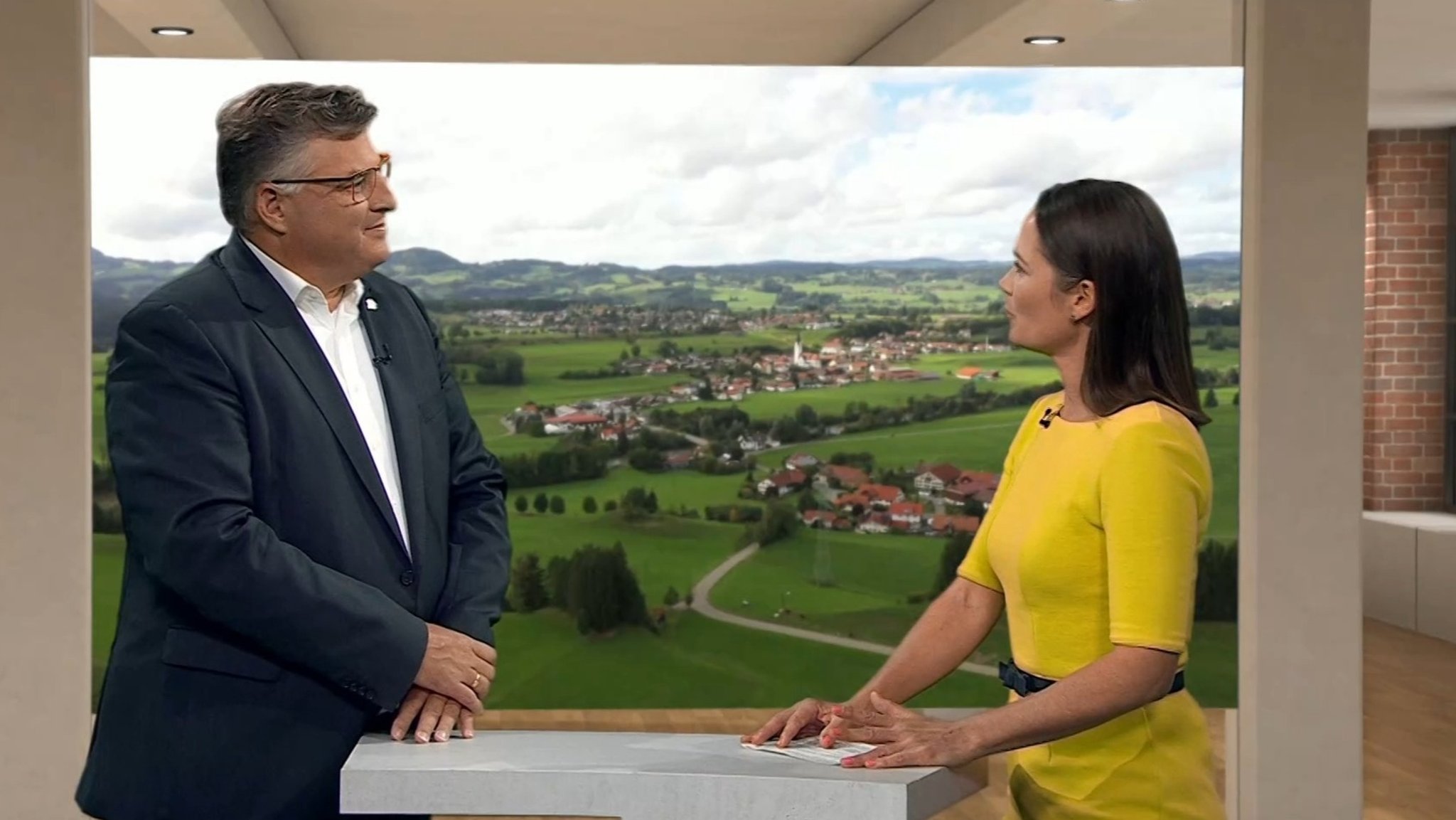 Stefan Löwl, Landrat im Landkreis Dachau, im Gespräch mit mehr/wert-Moderatorin Isabella Kroth