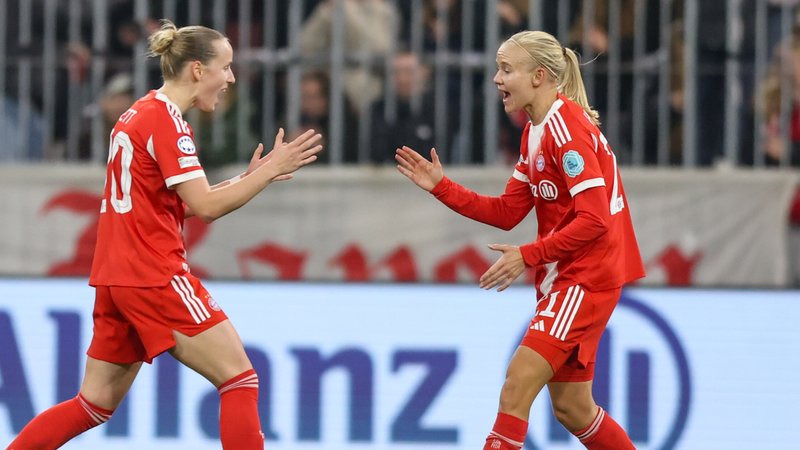 Franziska Kett und Pernille Harder, FC Bayern Frauen | Bild: picture-alliance/dpa Franziska Kett und Pernille Harder, FC Bayern Frauen