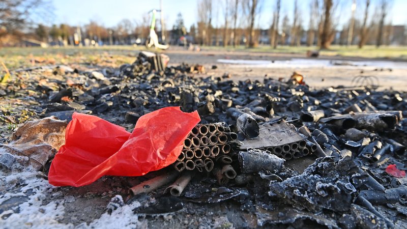 Silvesterabfall neben einem Weg in München | Bild: picture alliance / SvenSimon | FrankHoermann/SVEN SIMON Silvesterabfall neben einem Weg in München