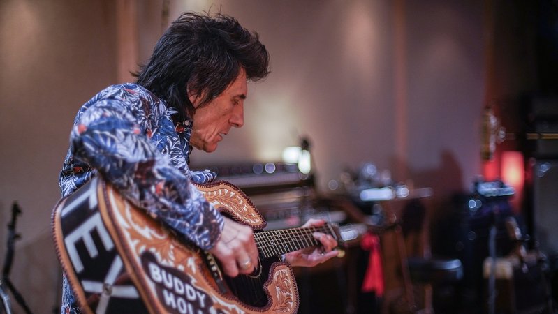 Ron Wood bei der Arbeit in ""Ronnie Wood: Somebody Up There Likes Me" (Filmszene).