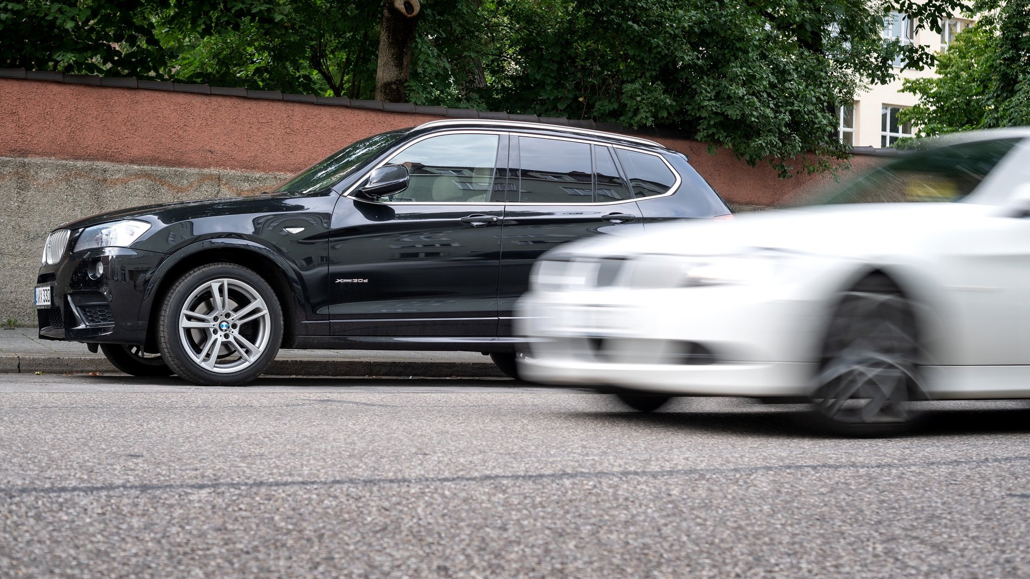 München: Klimaaktivisten lassen bei SUVs Luft aus den Reifen