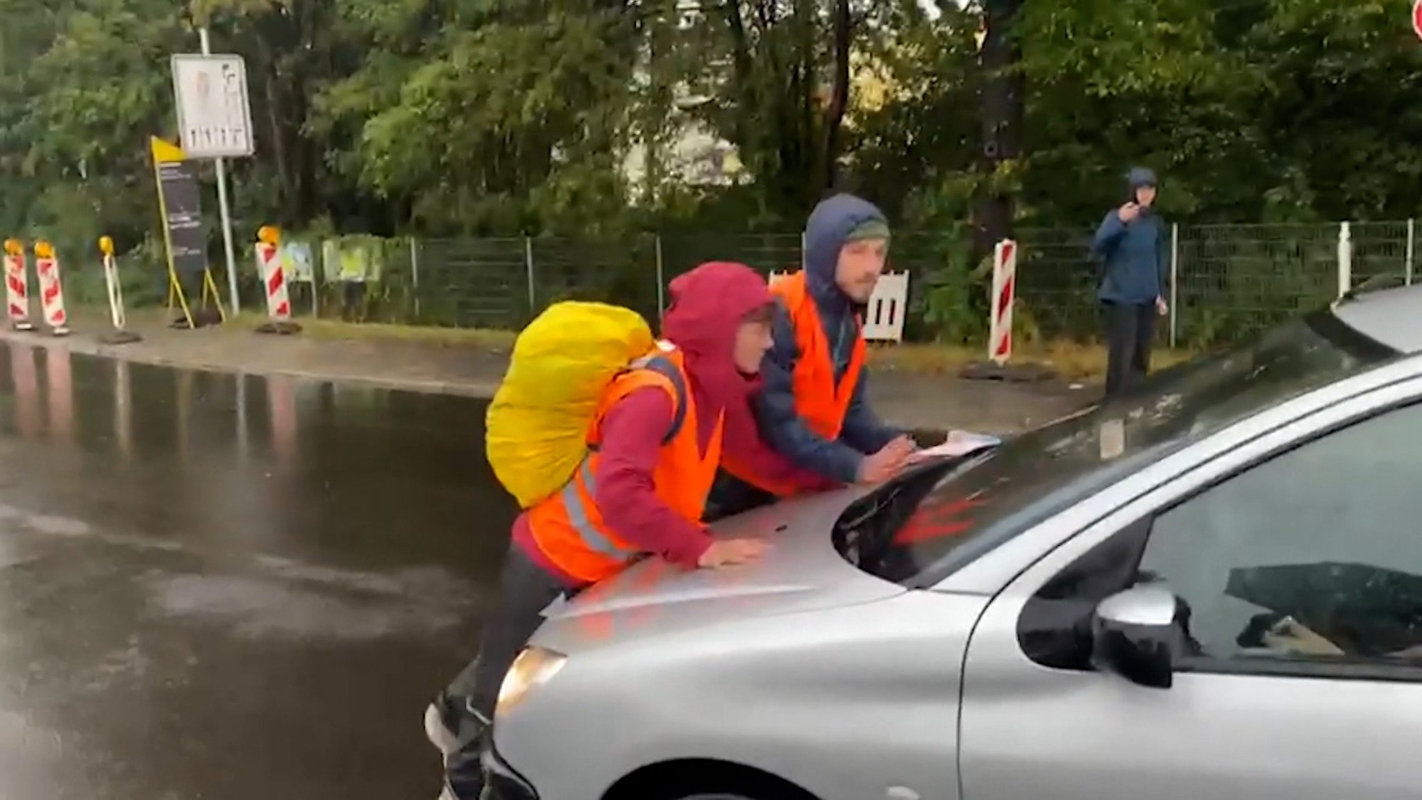 Aktivisten der sogenannten "Letzten Generation" haben in München trotz eines Teil-Verbots Protestaktionen durchgeführt.