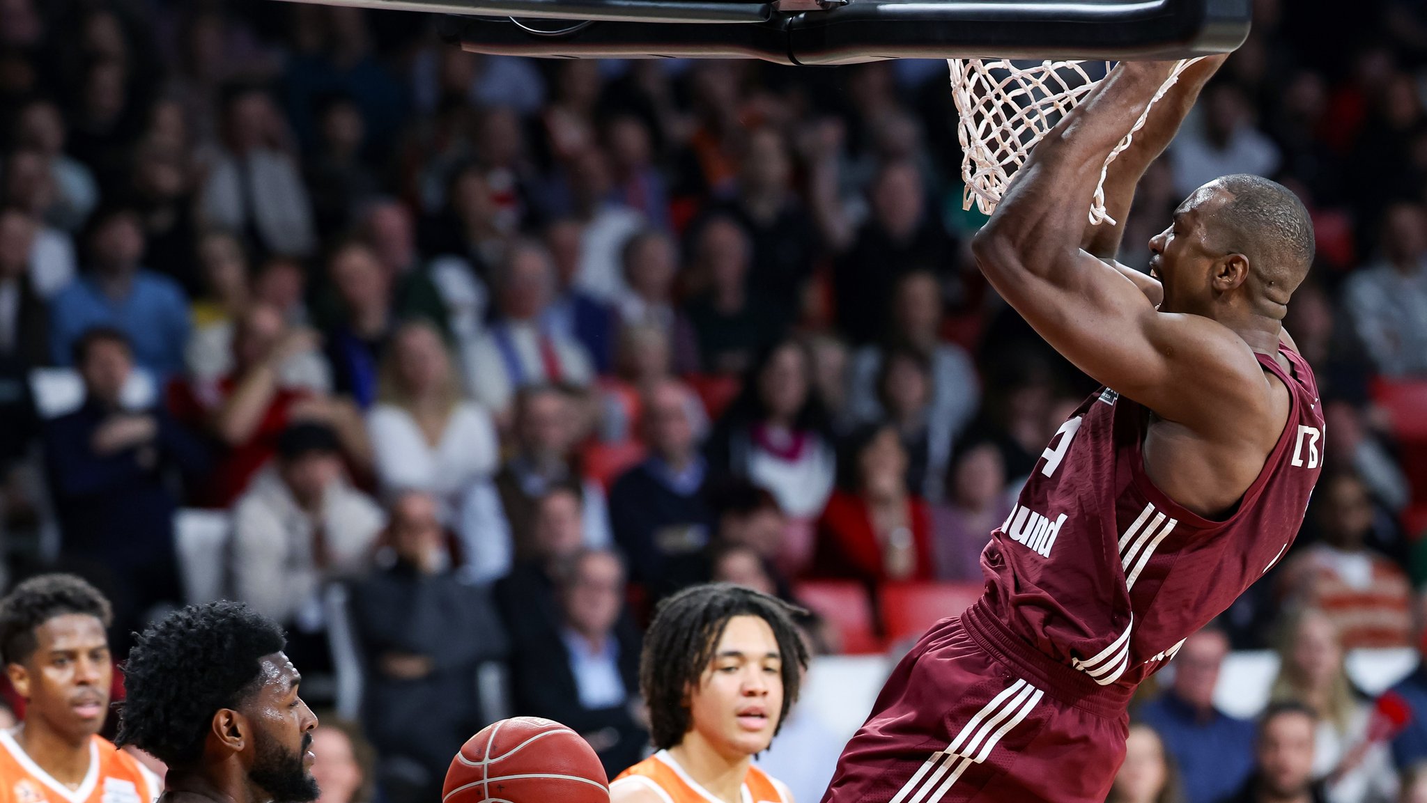 Serge Ibaka dunkt im Trikot des FC Bayern München